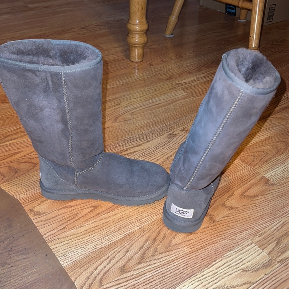 UGGS size 6, color is gray, GREAT CONDITION, only worn a few times